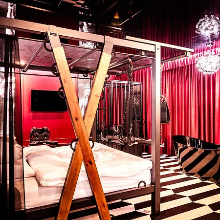 Nikisz Red Bdsm