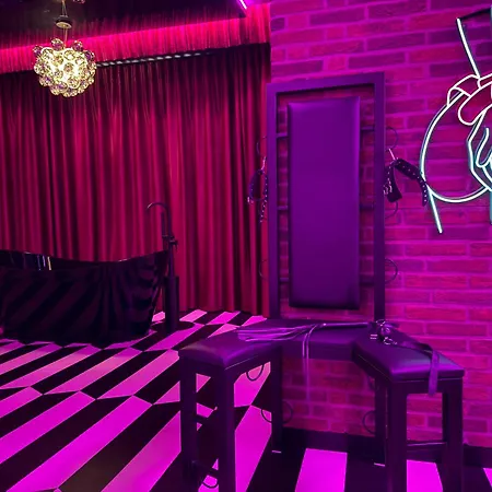 Nikisz Red Bdsm