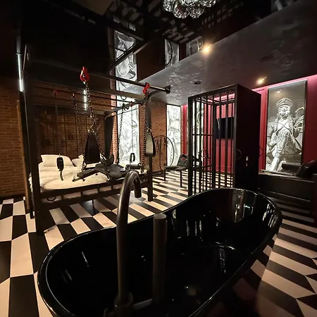 Apartment Nikisz Red Bdsm